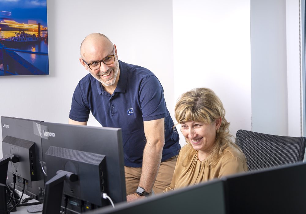 Zwei Steuerberater der Steuerkanzlei Salzmann und in der Stroth in Hamburg analysieren Daten am Computer für eine optimale Steuerstrategie.